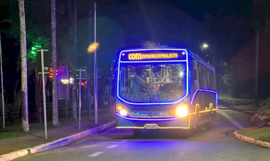 Bragança Paulista Brilha com Ônibus Iluminado nas Festividades Natalinas