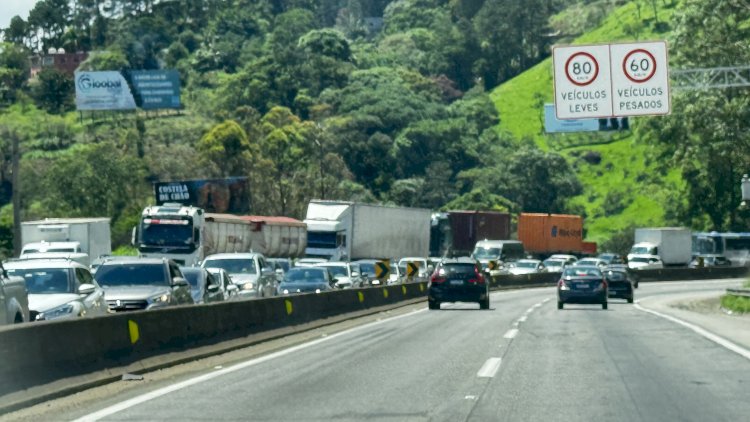 Trânsito Intenso na Rodovia Fernão Dias Durante o Feriado
