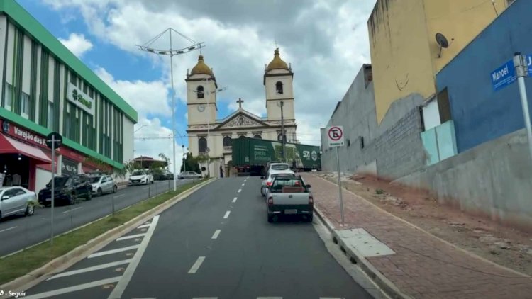 CAMINHÃO DE GRANDE PORTE TRAVA TRÂNSITO NO CENTRO DE BOM JESUS DOS PERDÕES