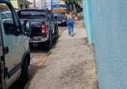 MORADORA DENUNCIA VEÍCULOS PARTICULARES ESTACIONADOS EM ÁREA EXCLUSIVA PARA TRANSPORTE ESCOLAR EM BOM JESUS DOS PERDÕES