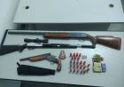 POLICIAIS MILITARES PRENDEM HOMEM DE 61 ANOS COM ARMAS E MUNIÇÕES EM PIRACAIA