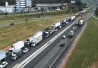 TRÂNSITO FICA CONGESTIONADO NA RODOVIA D. PEDRO I EM ATIBAIA DEVIDO ÀS OBRAS DA FAIXA ADICIONAL