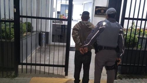PM PRENDE INDIVÍDUO POR FURTO DE VEÍCULO EM PIRACAIA