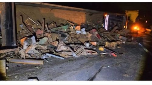 CARRETA TOMBA E BLOQUEIA TOTALMENTE A PISTA SUL DA D. PEDRO I EM IGARATÁ