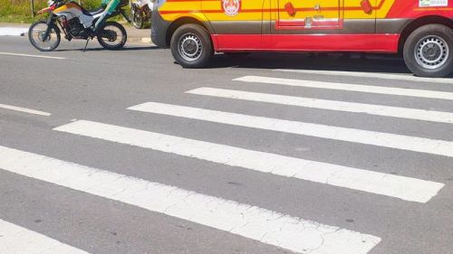 MOTOCICLISTA FICA FERIDO EM COLISÃO COM VAN NA JERÔNIMO DE CAMARGO, EM ATIBAIA