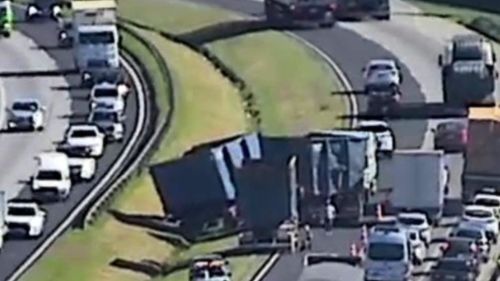 CAMINHÃO COM PANE MECÂNICA BLOQUEIA FAIXA DA ESQUERDA NA D. PEDRO I, ENTRE PERDÕES E ATIBAIA
