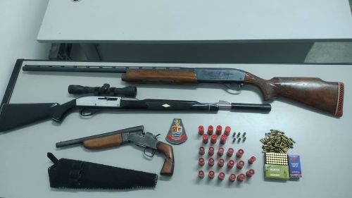POLICIAIS MILITARES PRENDEM HOMEM DE 61 ANOS COM ARMAS E MUNIÇÕES EM PIRACAIA