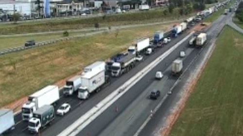 TRÂNSITO FICA CONGESTIONADO NA RODOVIA D. PEDRO I EM ATIBAIA DEVIDO ÀS OBRAS DA FAIXA ADICIONAL