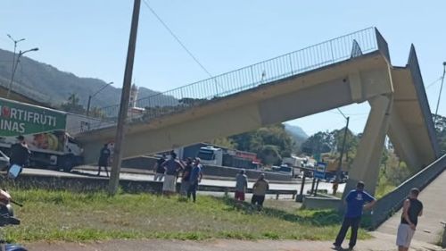 CAMINHÃO COLIDE COM PASSARELA E DEIXA DUAS VÍTIMAS FATAIS NA FERNÃO DIAS, EM VARGEM