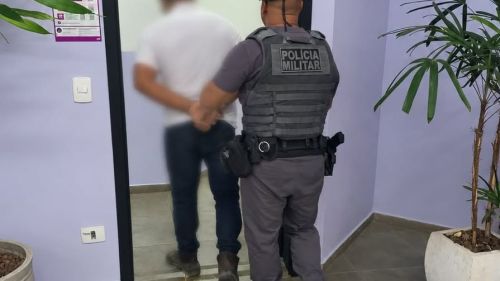 POLÍCIA MILITAR PRENDE HOMEM PROCURADO PELA JUSTIÇA POR ROUBO EM ATIBAIA