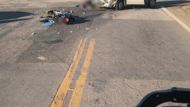 ACIDENTE ENTRE CARRO E MOTO DEIXA DOIS FERIDOS NA ALÇA DE ACESSO A PERDÕES