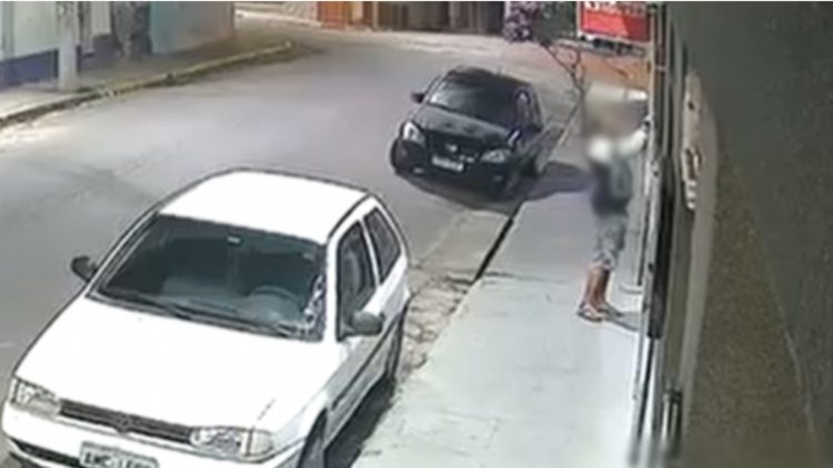 CÂMERA REGISTRA HOMEM VIOLANDO PROPRIEDADES NO CENTRO DE BOM JESUS DOS PERDÕES; IGREJA RELATA SENSAÇÃO DE INSEGURANÇA