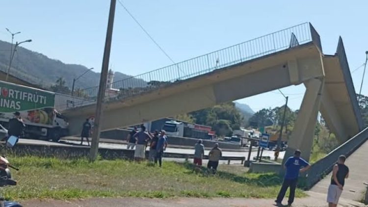 CAMINHÃO COLIDE COM PASSARELA E DEIXA DUAS VÍTIMAS FATAIS NA FERNÃO DIAS, EM VARGEM