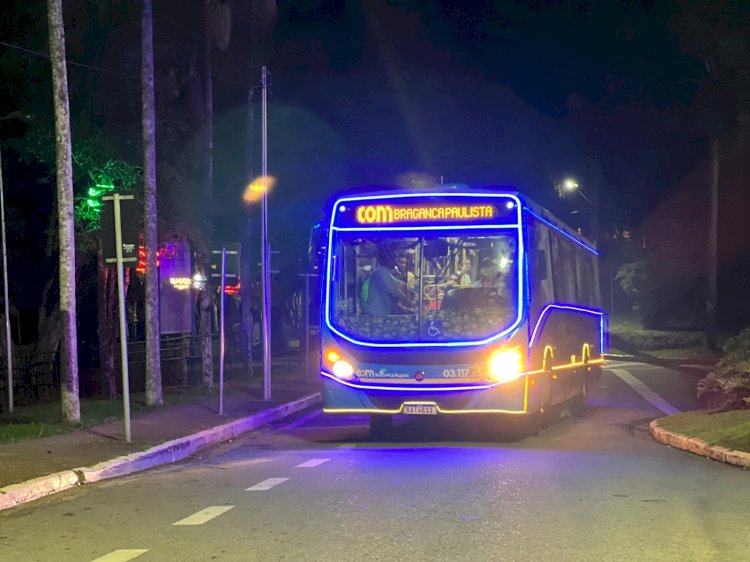 Bragança Paulista Brilha com Ônibus Iluminado nas Festividades Natalinas
